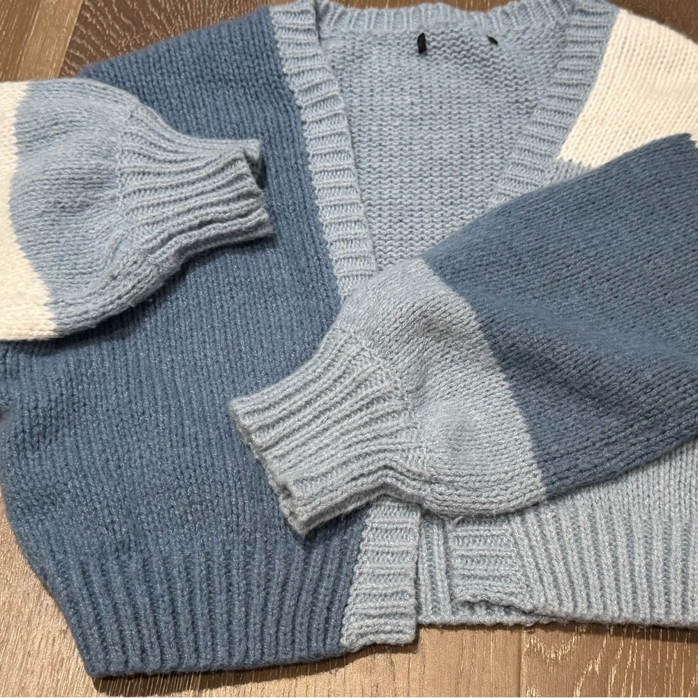 NWOT Stylish Blue and White Knit Cardigan